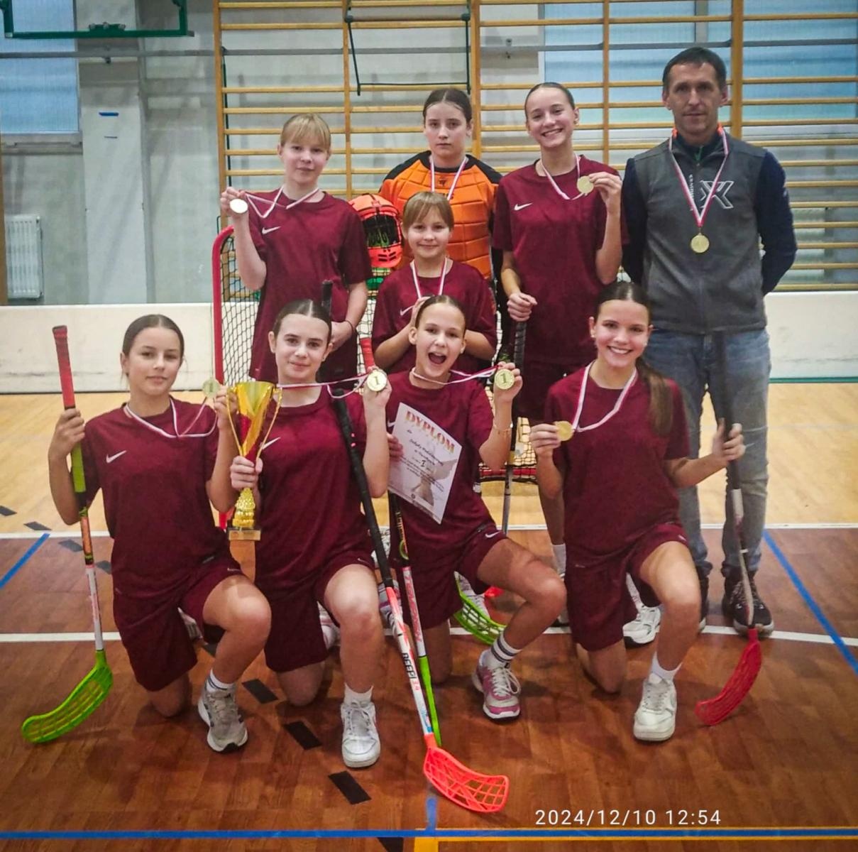 Zdjęcie w galerii na portalu naszraciborz.pl: Wojewódzkie Mistrzostwa Śląska Igrzysk Dzieci w Unihokeju Dziewcząt. Triumf Tworkowa wiadomości z regionu