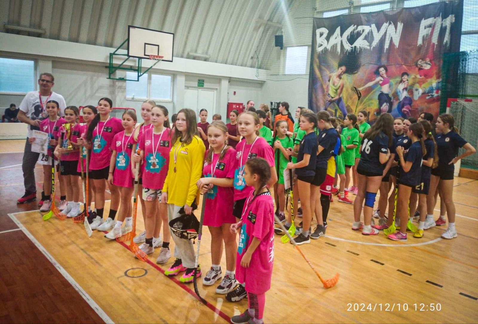 Zdjęcie w galerii na portalu naszraciborz.pl: Wojewódzkie Mistrzostwa Śląska Igrzysk Dzieci w Unihokeju Dziewcząt. Triumf Tworkowa wiadomości z regionu