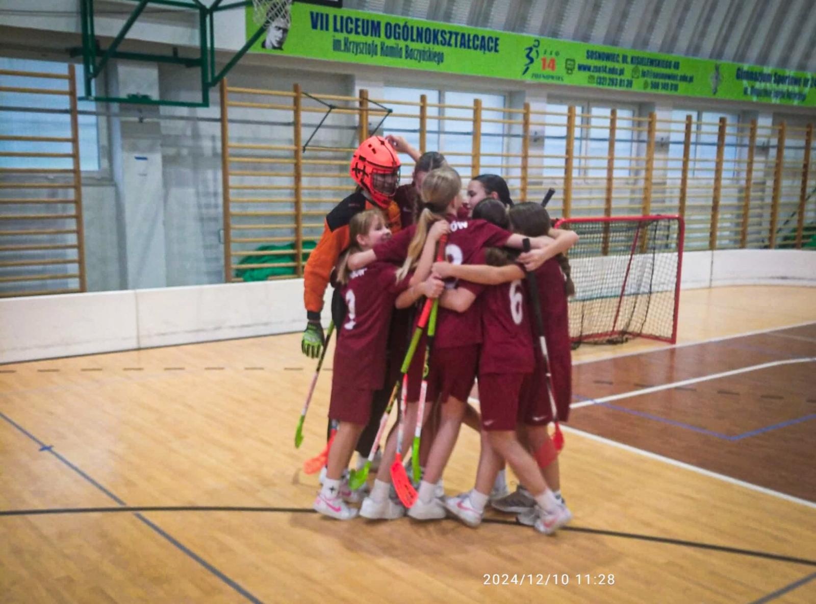 Zdjęcie w galerii na portalu naszraciborz.pl: Wojewódzkie Mistrzostwa Śląska Igrzysk Dzieci w Unihokeju Dziewcząt. Triumf Tworkowa wiadomości z regionu