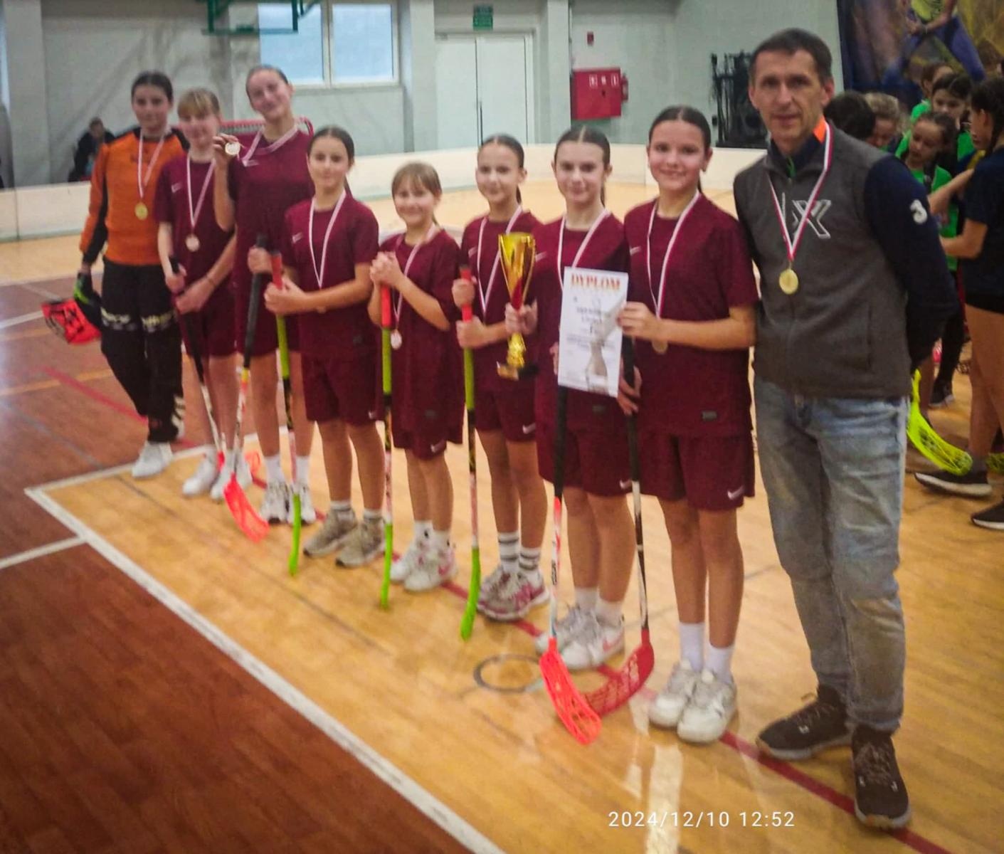 Zdjęcie w galerii na portalu naszraciborz.pl: Wojewódzkie Mistrzostwa Śląska Igrzysk Dzieci w Unihokeju Dziewcząt. Triumf Tworkowa wiadomości z regionu