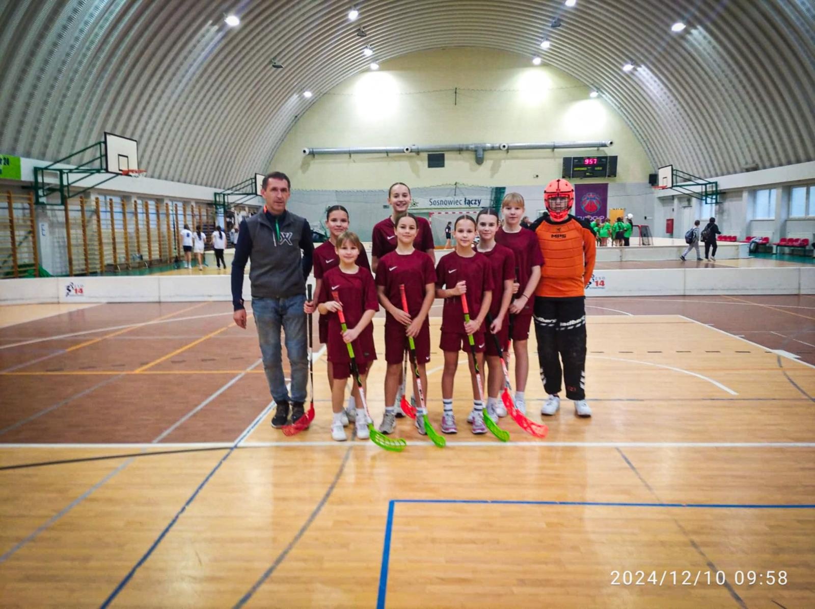 Zdjęcie w galerii na portalu naszraciborz.pl: Wojewódzkie Mistrzostwa Śląska Igrzysk Dzieci w Unihokeju Dziewcząt. Triumf Tworkowa wiadomości z regionu