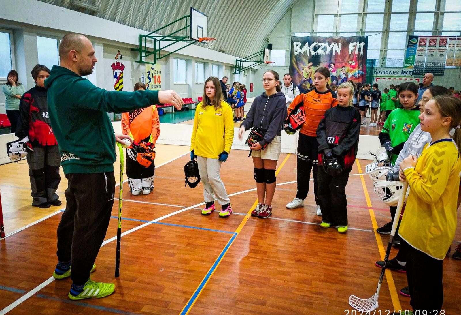 Zdjęcie w galerii na portalu naszraciborz.pl: Wojewódzkie Mistrzostwa Śląska Igrzysk Dzieci w Unihokeju Dziewcząt. Triumf Tworkowa wiadomości z regionu