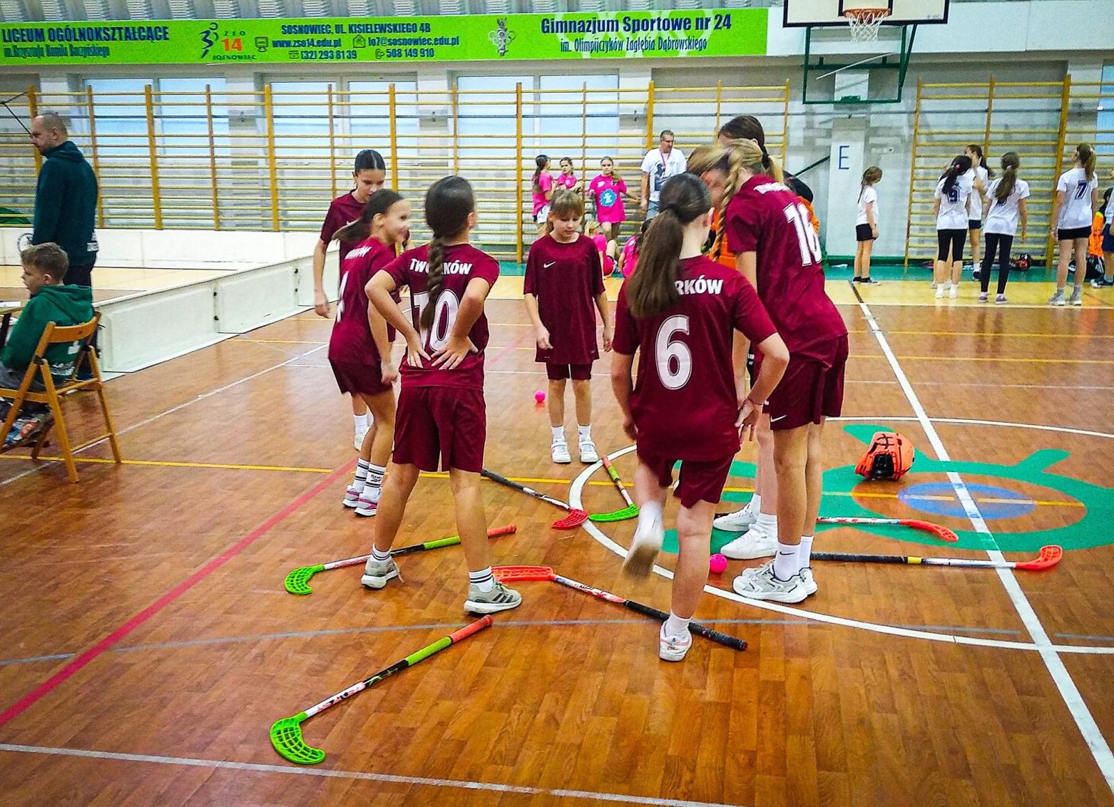 Zdjęcie w galerii na portalu naszraciborz.pl: Wojewódzkie Mistrzostwa Śląska Igrzysk Dzieci w Unihokeju Dziewcząt. Triumf Tworkowa wiadomości z regionu