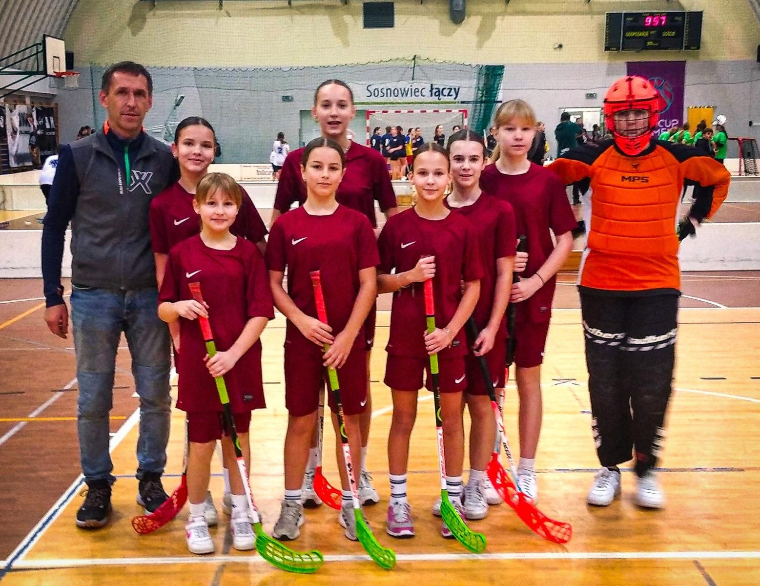 Zdjęcie w galerii na portalu naszraciborz.pl: Wojewódzkie Mistrzostwa Śląska Igrzysk Dzieci w Unihokeju Dziewcząt. Triumf Tworkowa wiadomości z regionu