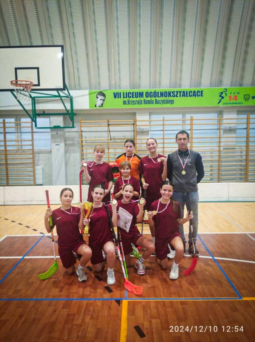 Zdjęcie w galerii na portalu naszraciborz.pl: Wojewódzkie Mistrzostwa Śląska Igrzysk Dzieci w Unihokeju Dziewcząt. Triumf Tworkowa wiadomości z regionu