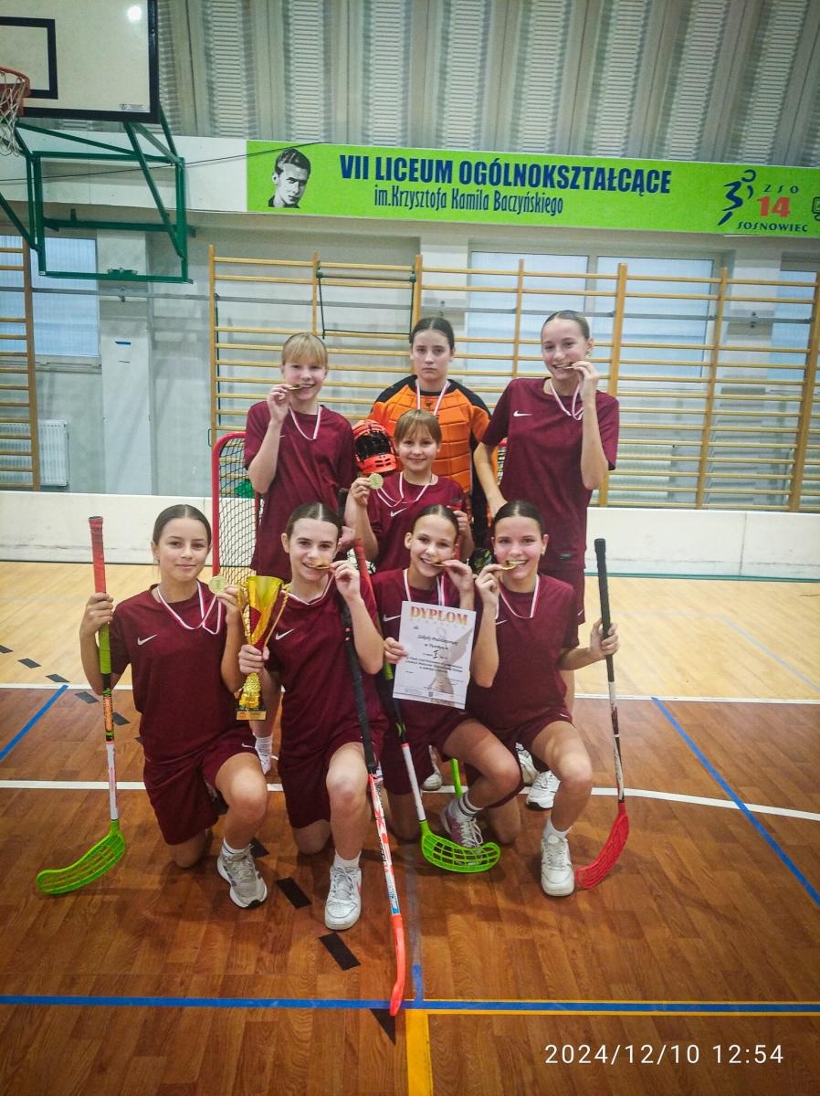 Zdjęcie w galerii na portalu naszraciborz.pl: Wojewódzkie Mistrzostwa Śląska Igrzysk Dzieci w Unihokeju Dziewcząt. Triumf Tworkowa wiadomości z regionu