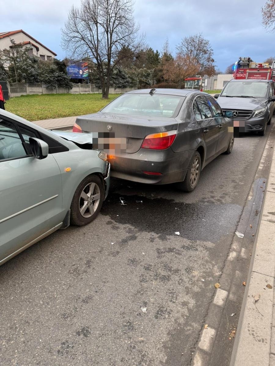 Zdjęcie w galerii na portalu naszraciborz.pl: Zdarzenie drogowe na Rudzkiej. Mazda wjechała w tył BMW wiadomości z regionu