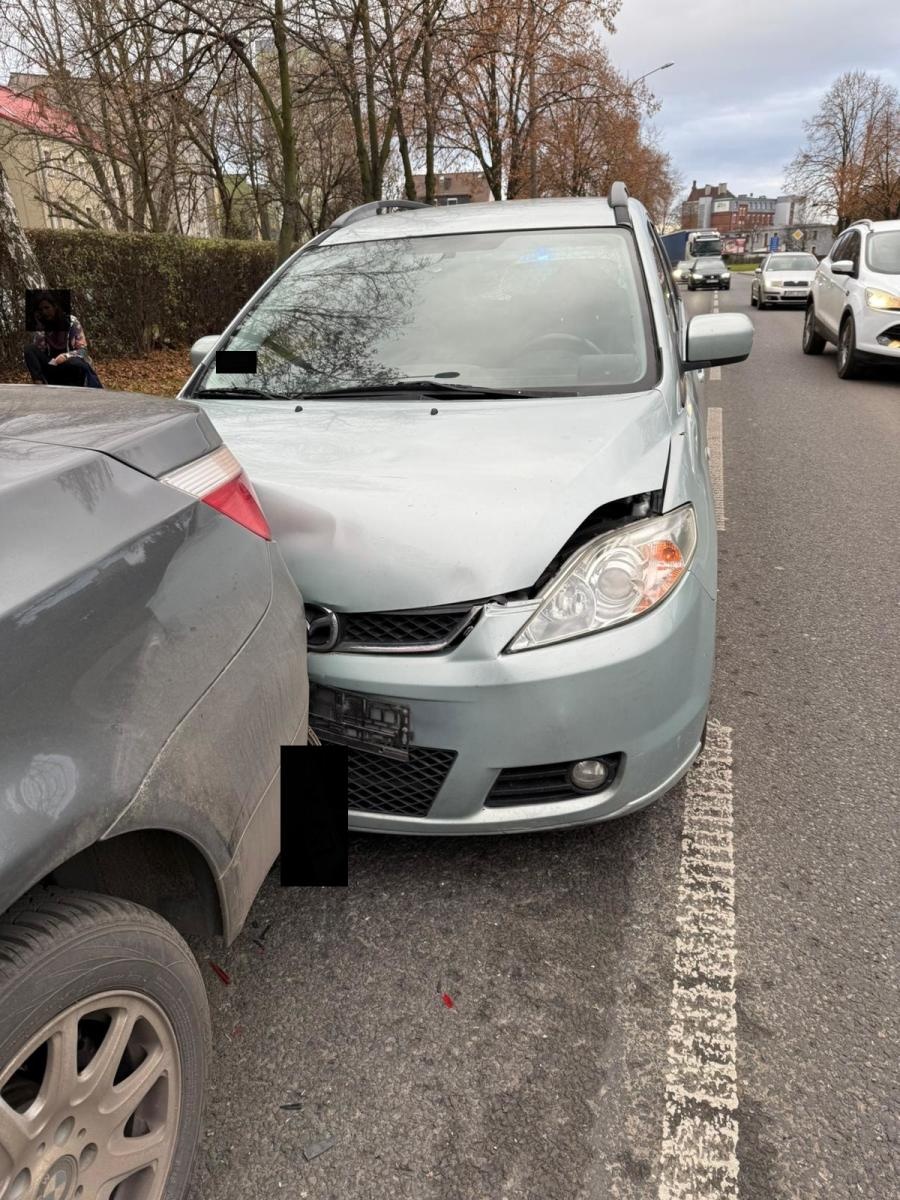 Zdjęcie w galerii na portalu naszraciborz.pl: Zdarzenie drogowe na Rudzkiej. Mazda wjechała w tył BMW wiadomości z regionu