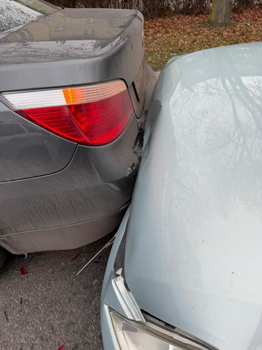 Zdjęcie w galerii na portalu naszraciborz.pl: Zdarzenie drogowe na Rudzkiej. Mazda wjechała w tył BMW wiadomości z regionu