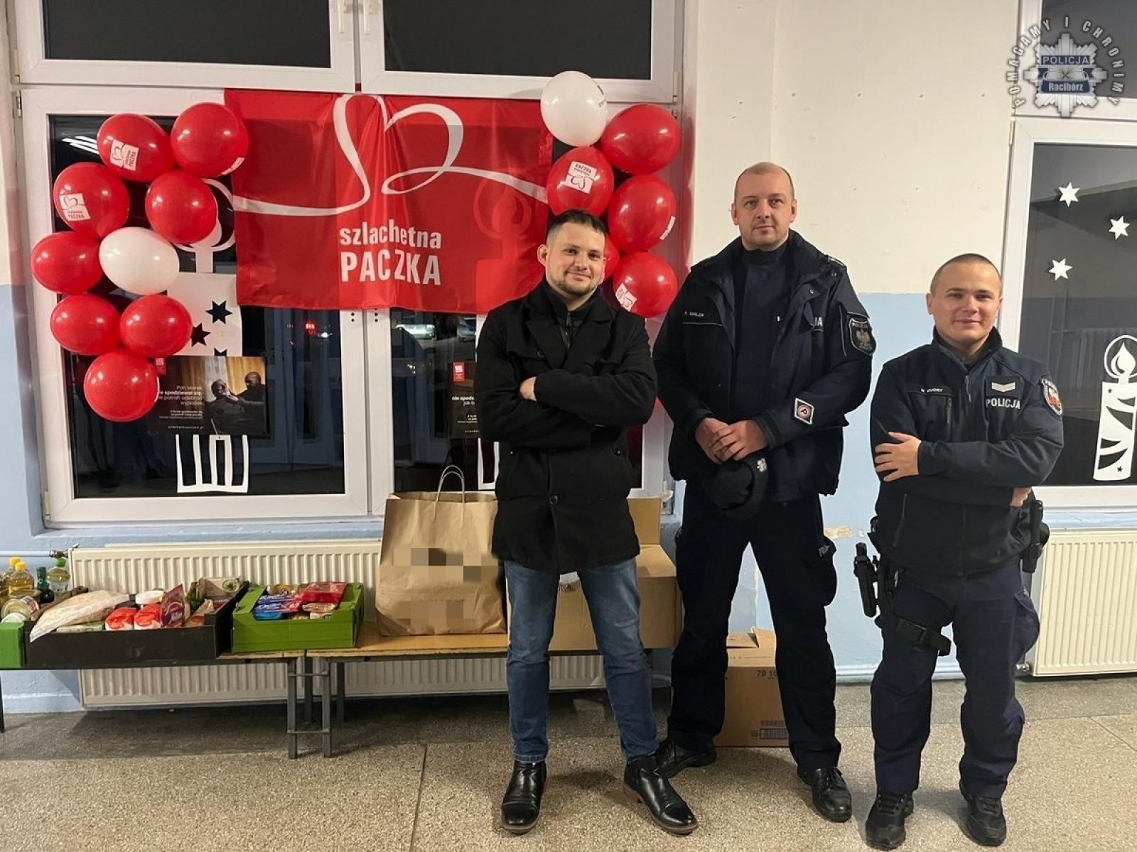 Zdjęcie w galerii na portalu naszraciborz.pl: Szlachetna Paczka od policjantów z Krzyżanowic wiadomości z regionu