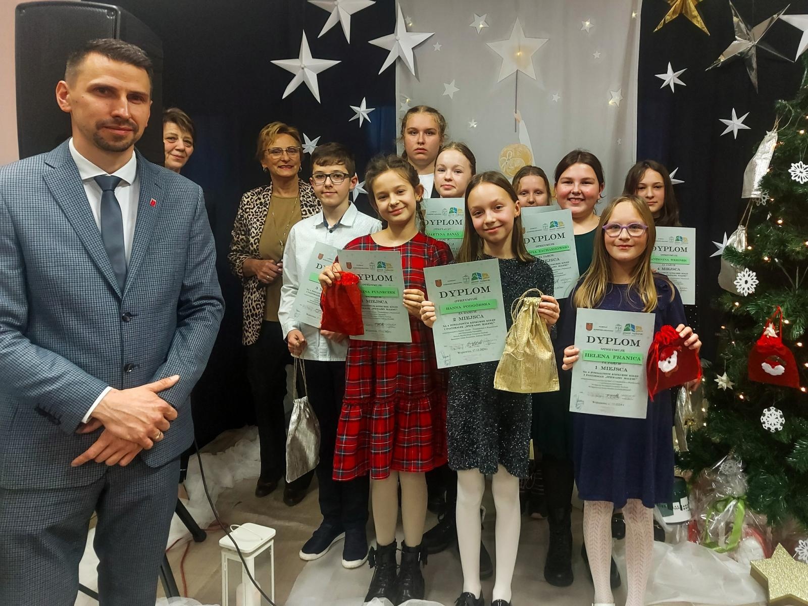 Zdjęcie w galerii na portalu naszraciborz.pl: Rozśpiewane Wojnowice – Powiatowy Konkurs Kolęd i Pastorałek wiadomości z regionu