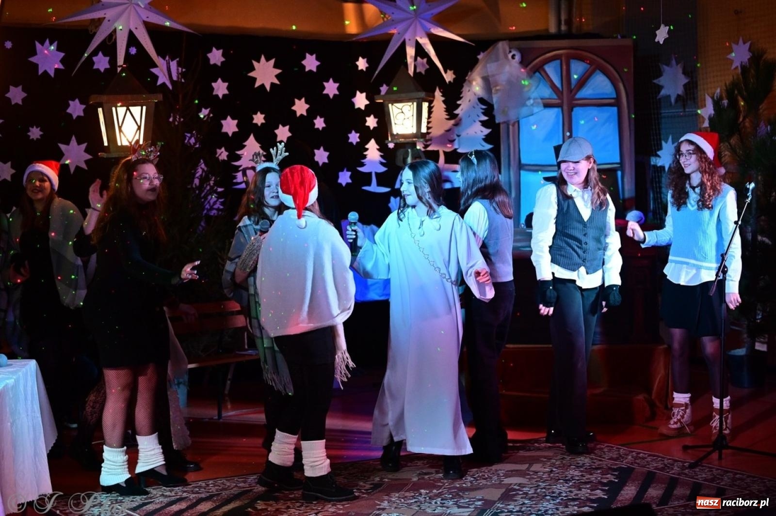 Zdjęcie w galerii na portalu naszraciborz.pl: Przemiana, nadzieja, miłość. Opowieść wigilijna na scenie SP 13 wiadomości z regionu