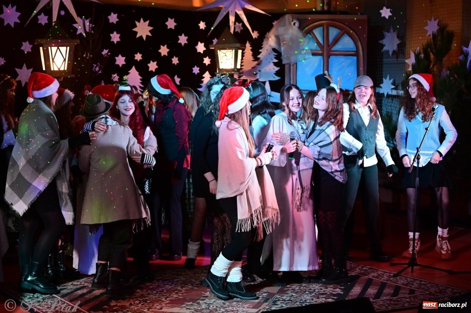 Zdjęcie w galerii na portalu naszraciborz.pl: Przemiana, nadzieja, miłość. Opowieść wigilijna na scenie SP 13 wiadomości z regionu