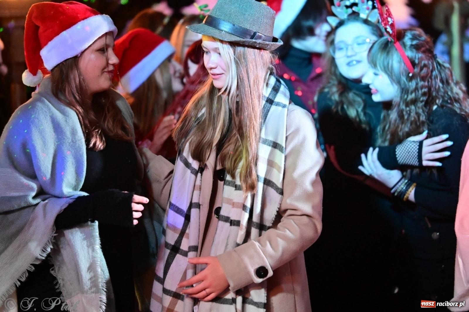 Zdjęcie w galerii na portalu naszraciborz.pl: Przemiana, nadzieja, miłość. Opowieść wigilijna na scenie SP 13 wiadomości z regionu