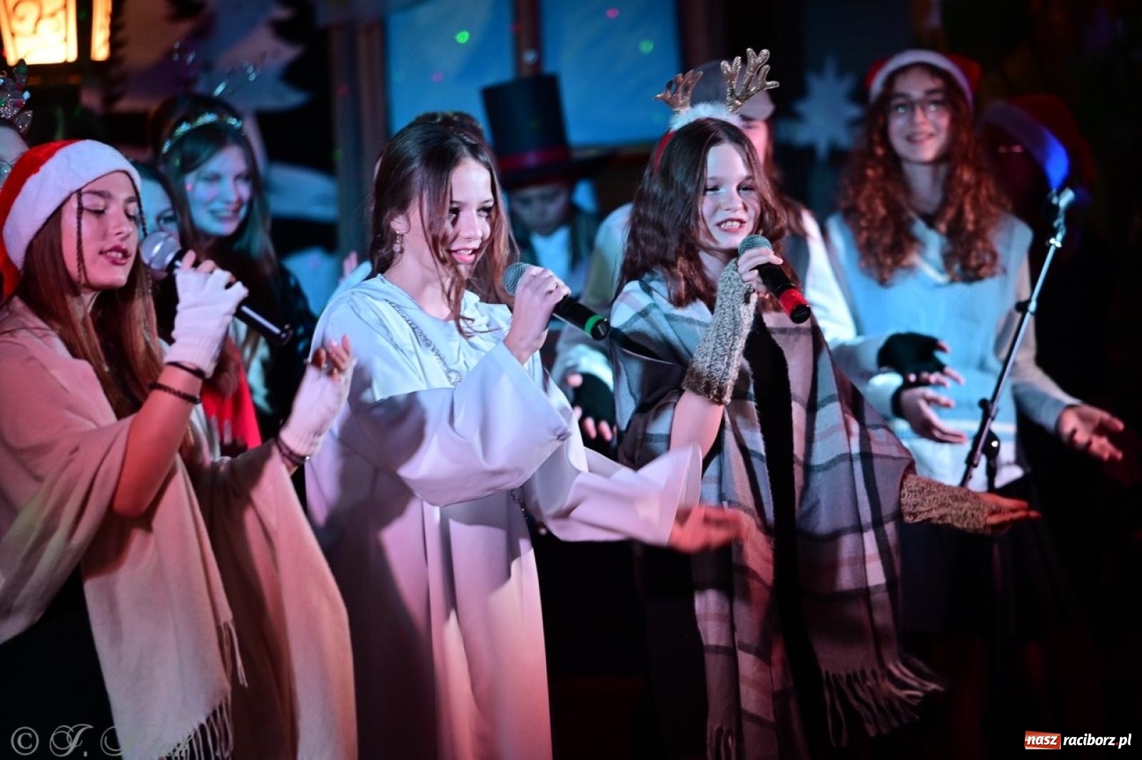 Zdjęcie w galerii na portalu naszraciborz.pl: Przemiana, nadzieja, miłość. Opowieść wigilijna na scenie SP 13 wiadomości z regionu