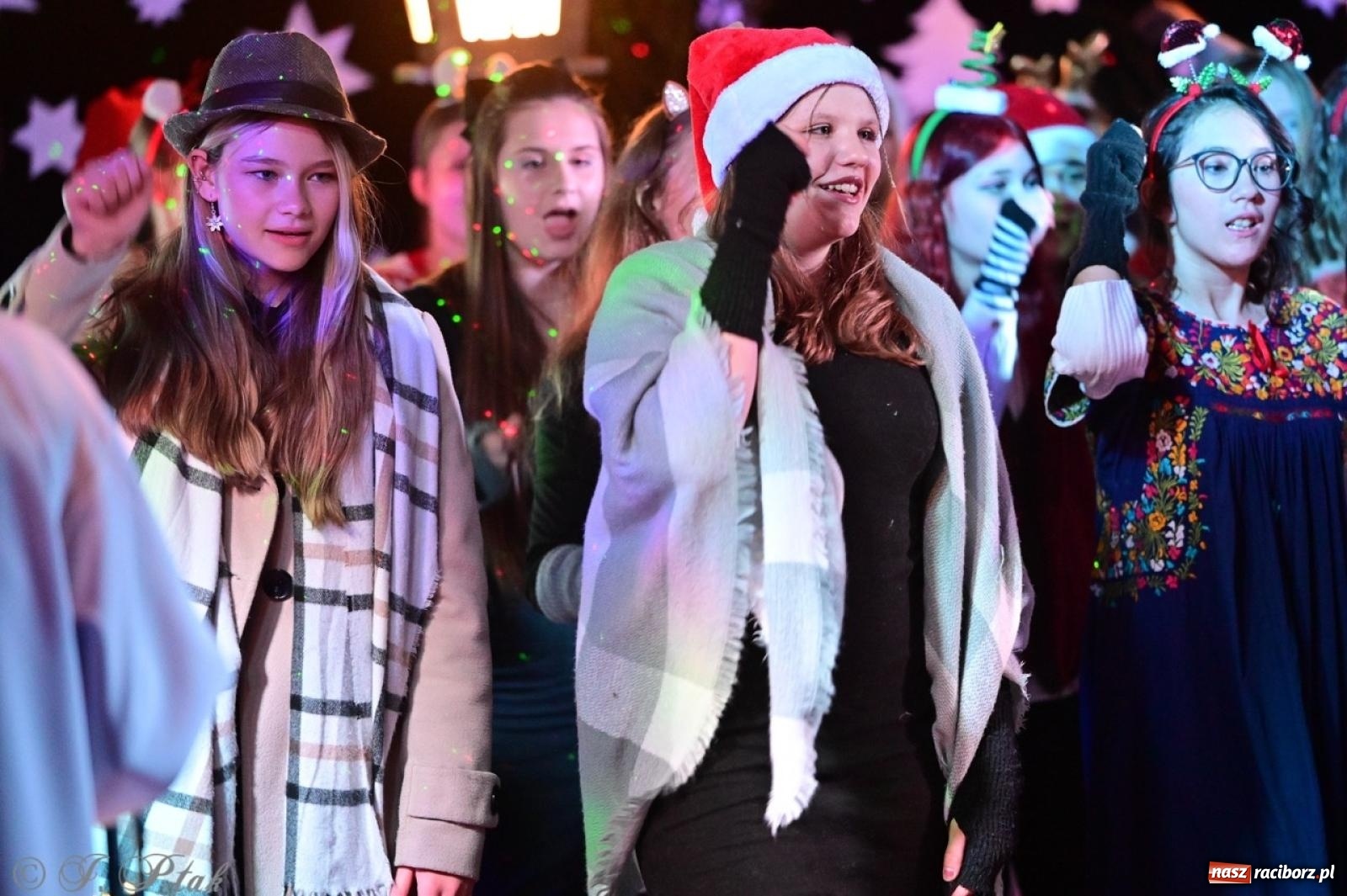 Zdjęcie w galerii na portalu naszraciborz.pl: Przemiana, nadzieja, miłość. Opowieść wigilijna na scenie SP 13 wiadomości z regionu