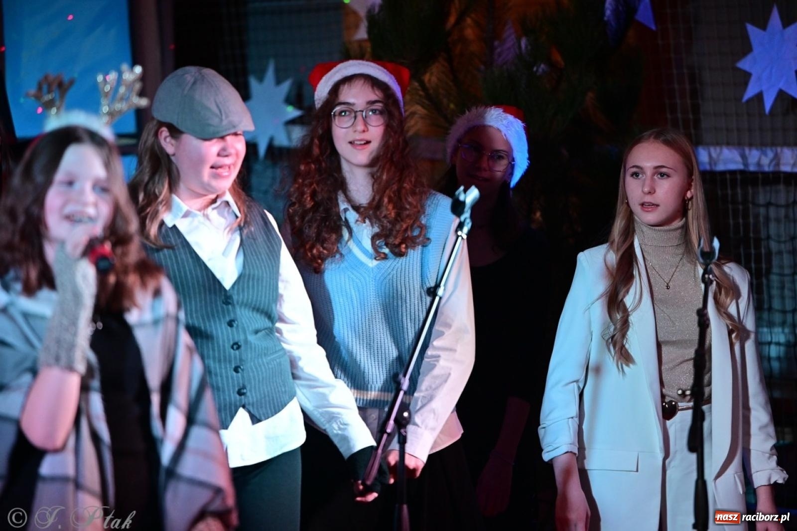 Zdjęcie w galerii na portalu naszraciborz.pl: Przemiana, nadzieja, miłość. Opowieść wigilijna na scenie SP 13 wiadomości z regionu