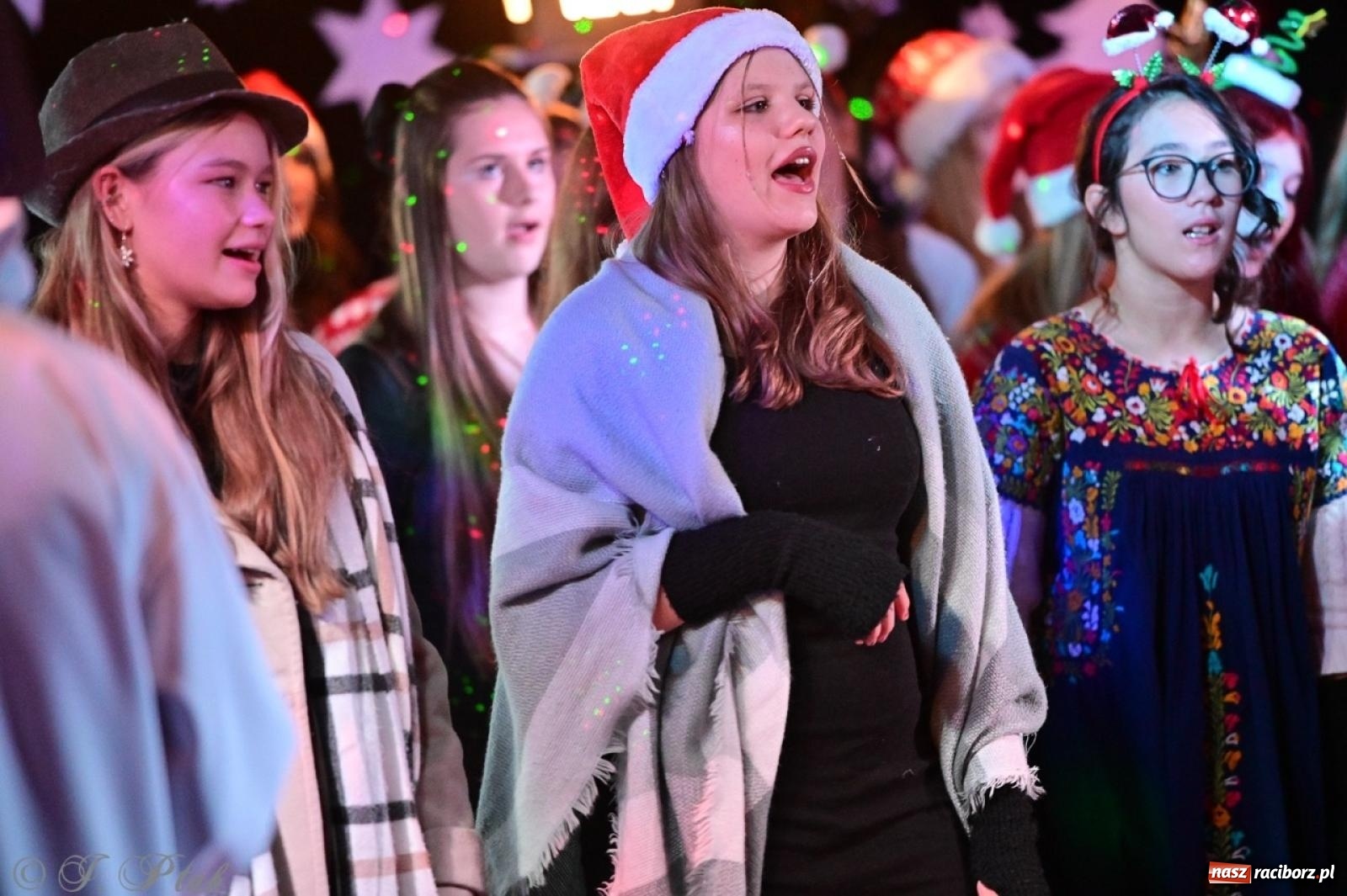 Zdjęcie w galerii na portalu naszraciborz.pl: Przemiana, nadzieja, miłość. Opowieść wigilijna na scenie SP 13 wiadomości z regionu