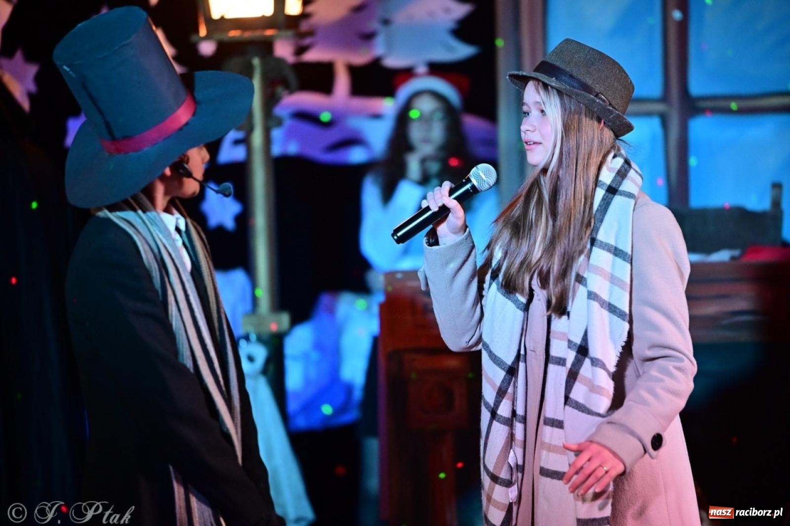 Zdjęcie w galerii na portalu naszraciborz.pl: Przemiana, nadzieja, miłość. Opowieść wigilijna na scenie SP 13 wiadomości z regionu