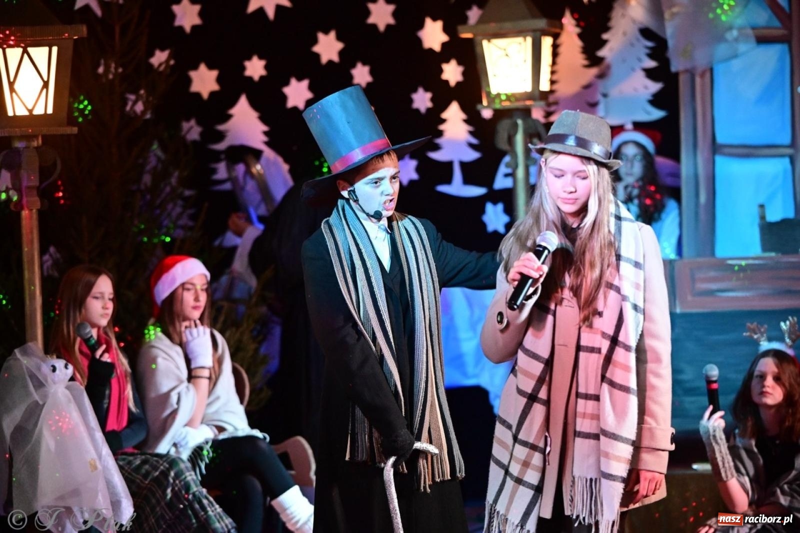 Zdjęcie w galerii na portalu naszraciborz.pl: Przemiana, nadzieja, miłość. Opowieść wigilijna na scenie SP 13 wiadomości z regionu