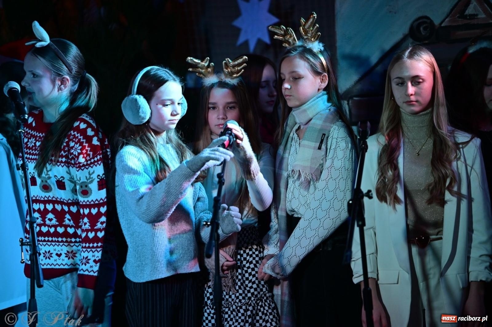 Zdjęcie w galerii na portalu naszraciborz.pl: Przemiana, nadzieja, miłość. Opowieść wigilijna na scenie SP 13 wiadomości z regionu