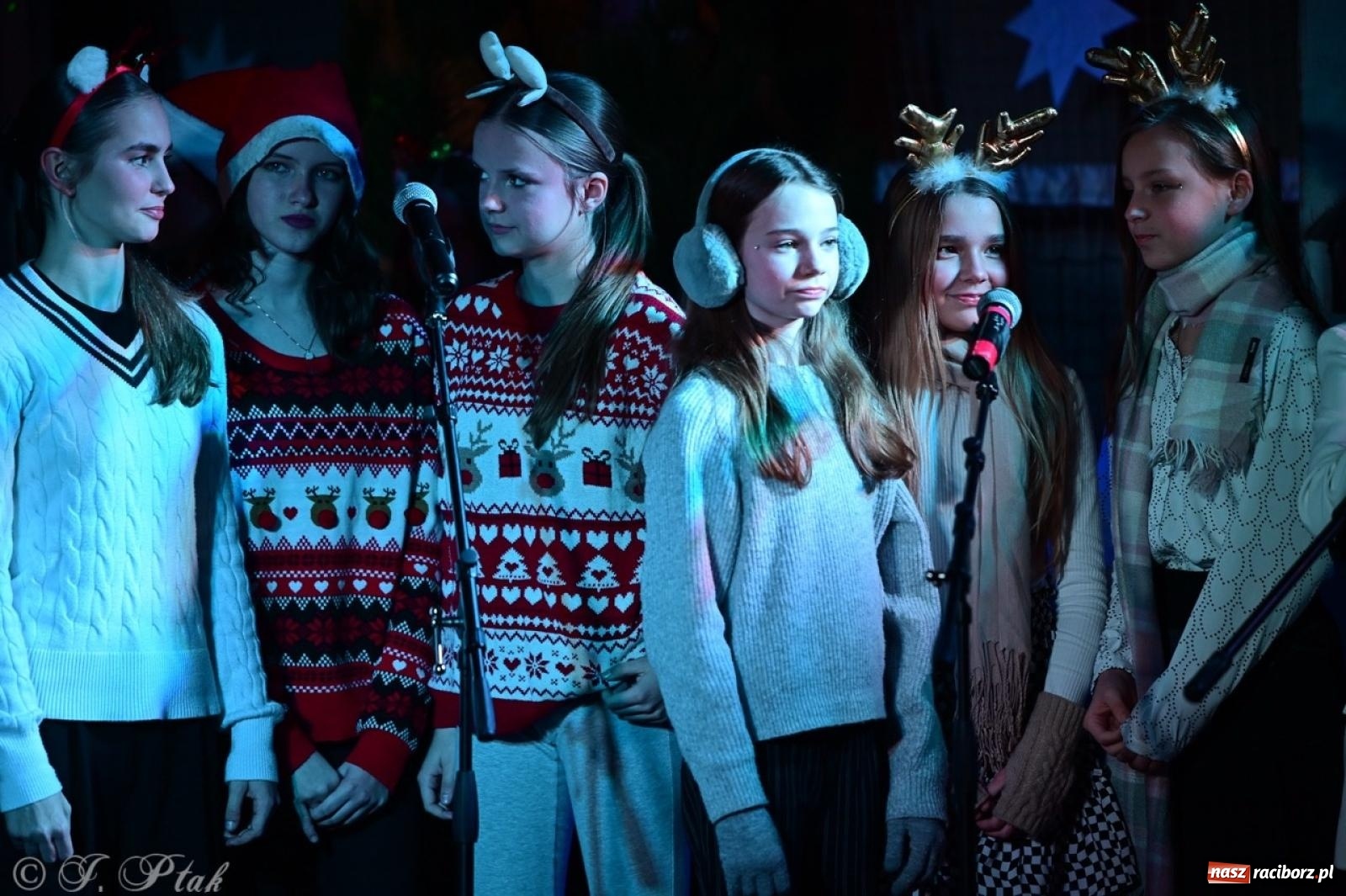 Zdjęcie w galerii na portalu naszraciborz.pl: Przemiana, nadzieja, miłość. Opowieść wigilijna na scenie SP 13 wiadomości z regionu