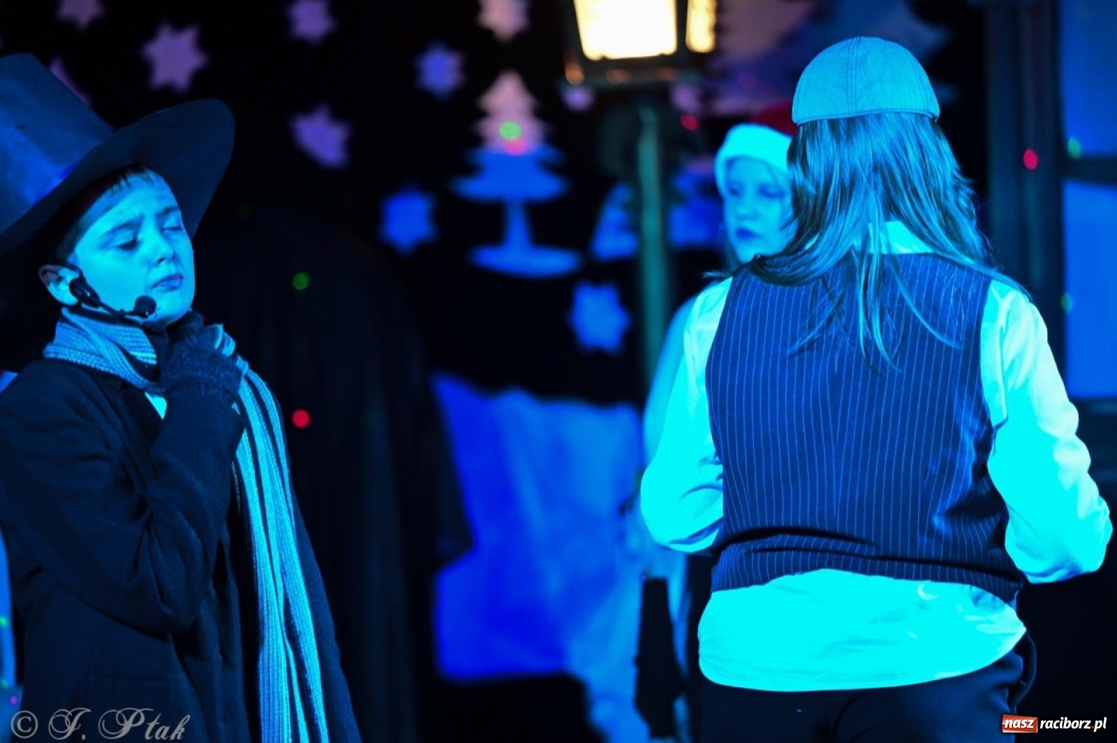 Zdjęcie w galerii na portalu naszraciborz.pl: Przemiana, nadzieja, miłość. Opowieść wigilijna na scenie SP 13 wiadomości z regionu