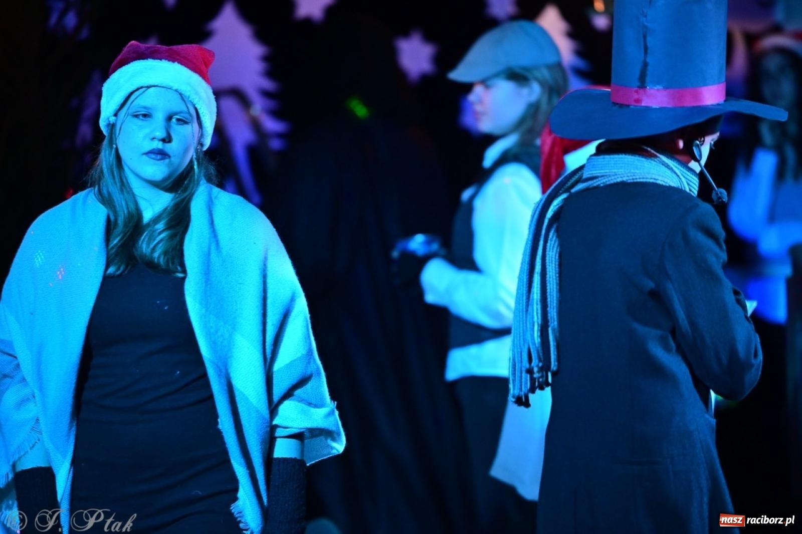 Zdjęcie w galerii na portalu naszraciborz.pl: Przemiana, nadzieja, miłość. Opowieść wigilijna na scenie SP 13 wiadomości z regionu