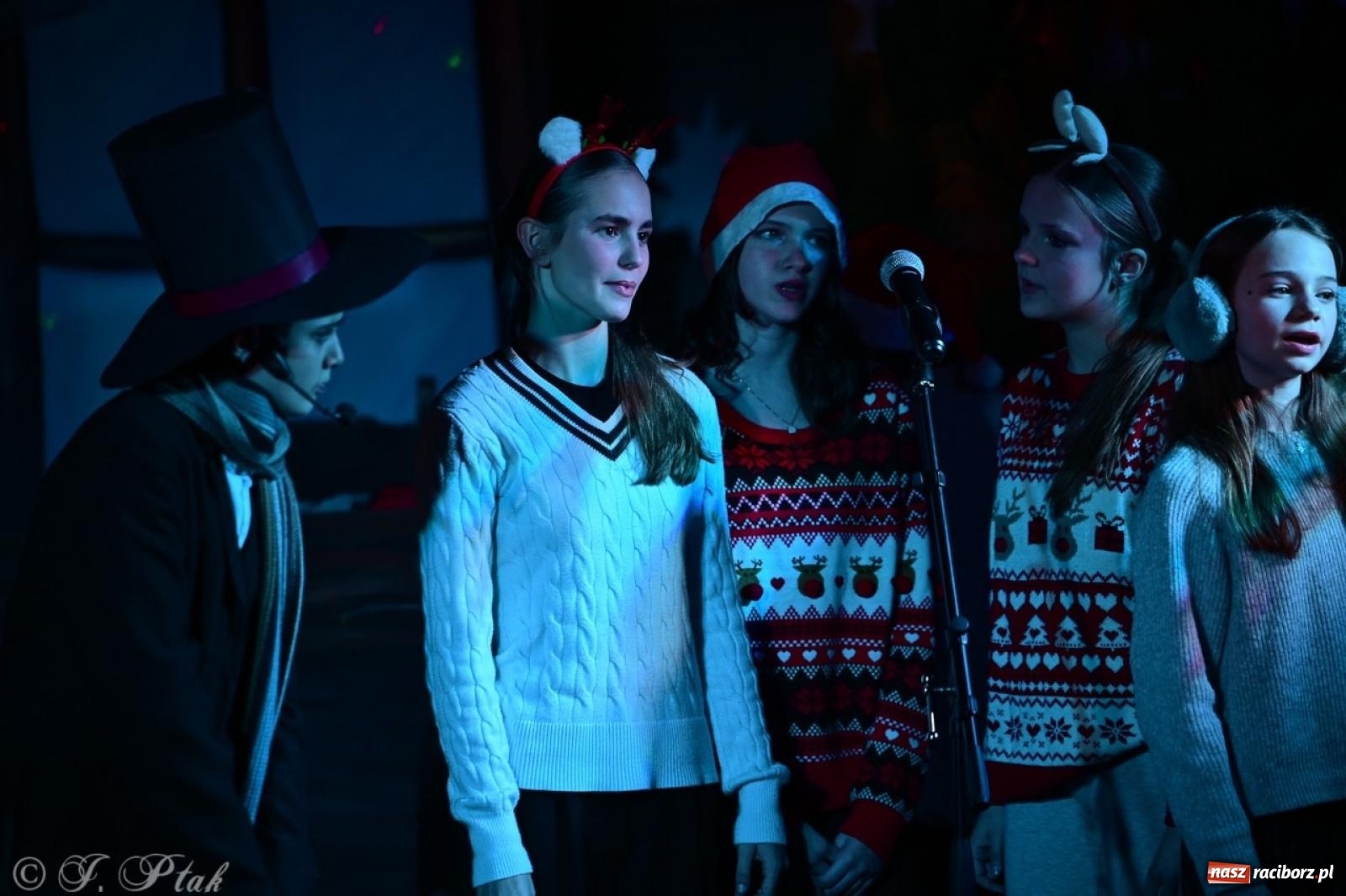 Zdjęcie w galerii na portalu naszraciborz.pl: Przemiana, nadzieja, miłość. Opowieść wigilijna na scenie SP 13 wiadomości z regionu