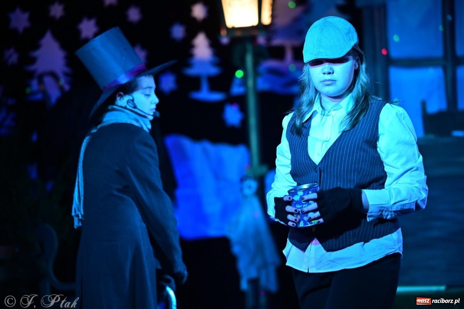 Zdjęcie w galerii na portalu naszraciborz.pl: Przemiana, nadzieja, miłość. Opowieść wigilijna na scenie SP 13 wiadomości z regionu