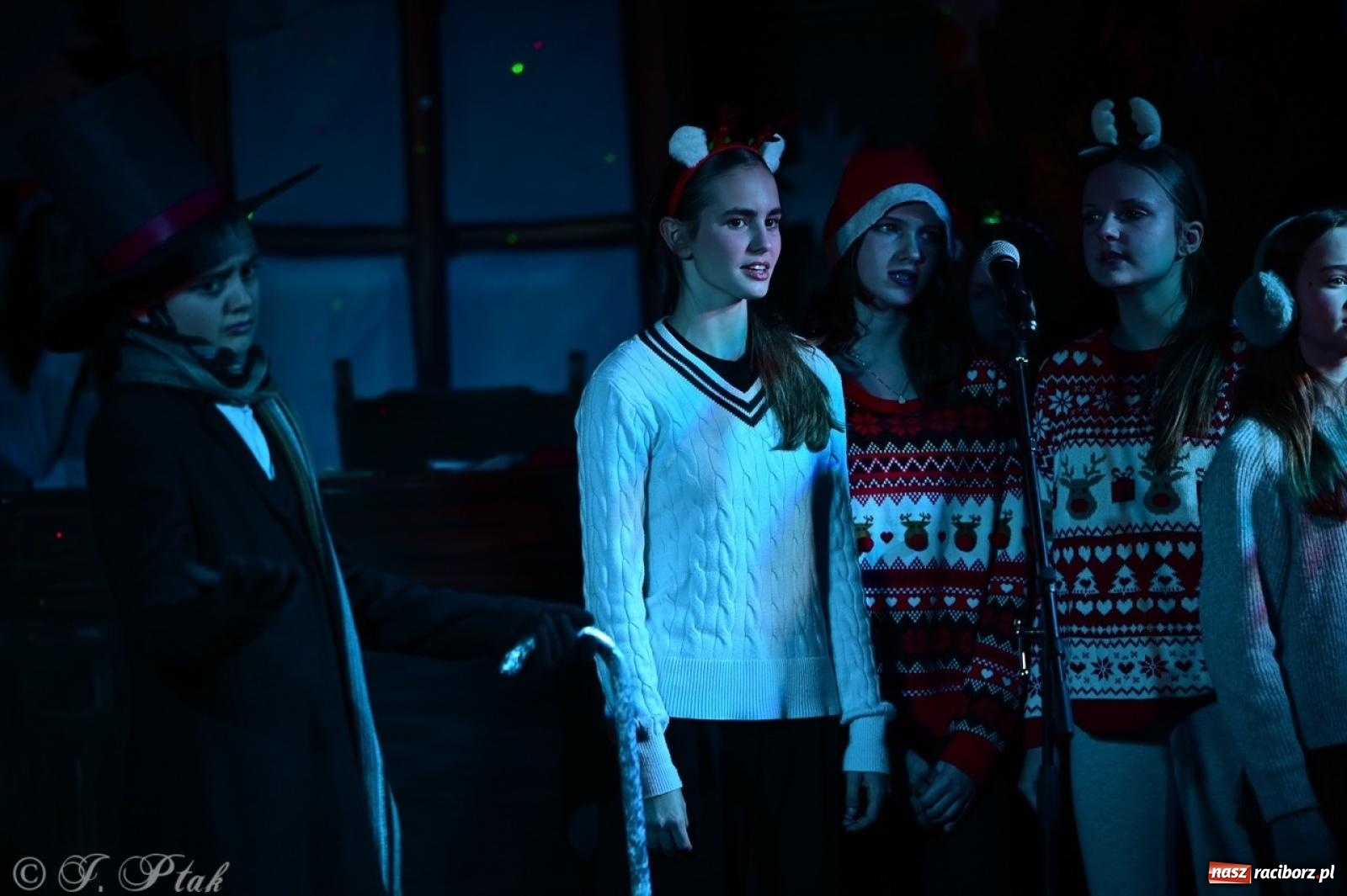 Zdjęcie w galerii na portalu naszraciborz.pl: Przemiana, nadzieja, miłość. Opowieść wigilijna na scenie SP 13 wiadomości z regionu