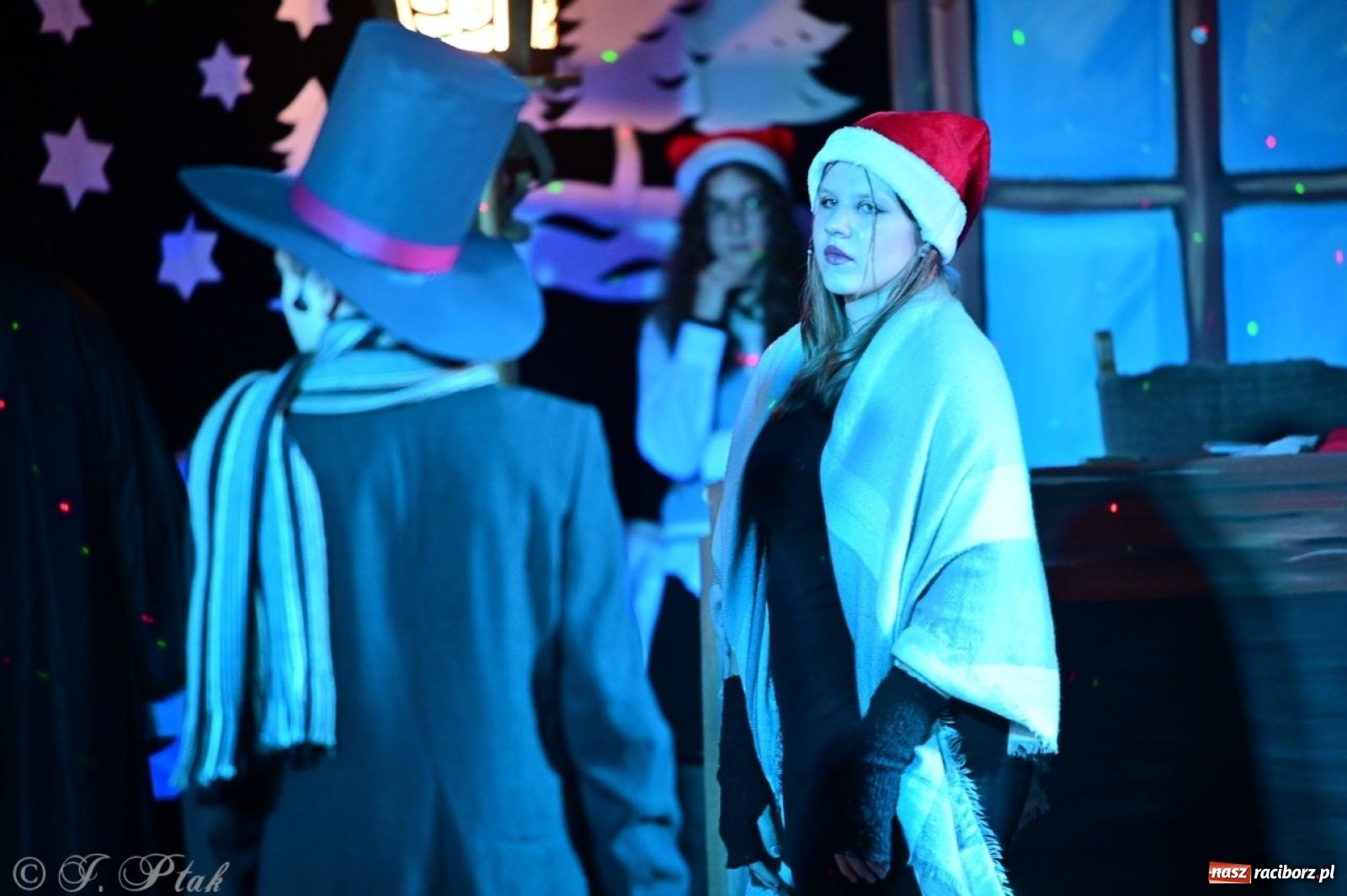 Zdjęcie w galerii na portalu naszraciborz.pl: Przemiana, nadzieja, miłość. Opowieść wigilijna na scenie SP 13 wiadomości z regionu