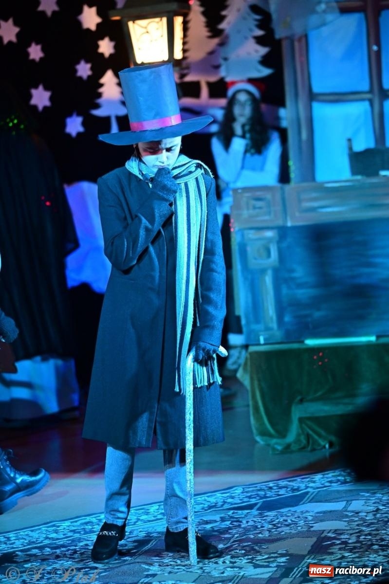 Zdjęcie w galerii na portalu naszraciborz.pl: Przemiana, nadzieja, miłość. Opowieść wigilijna na scenie SP 13 wiadomości z regionu