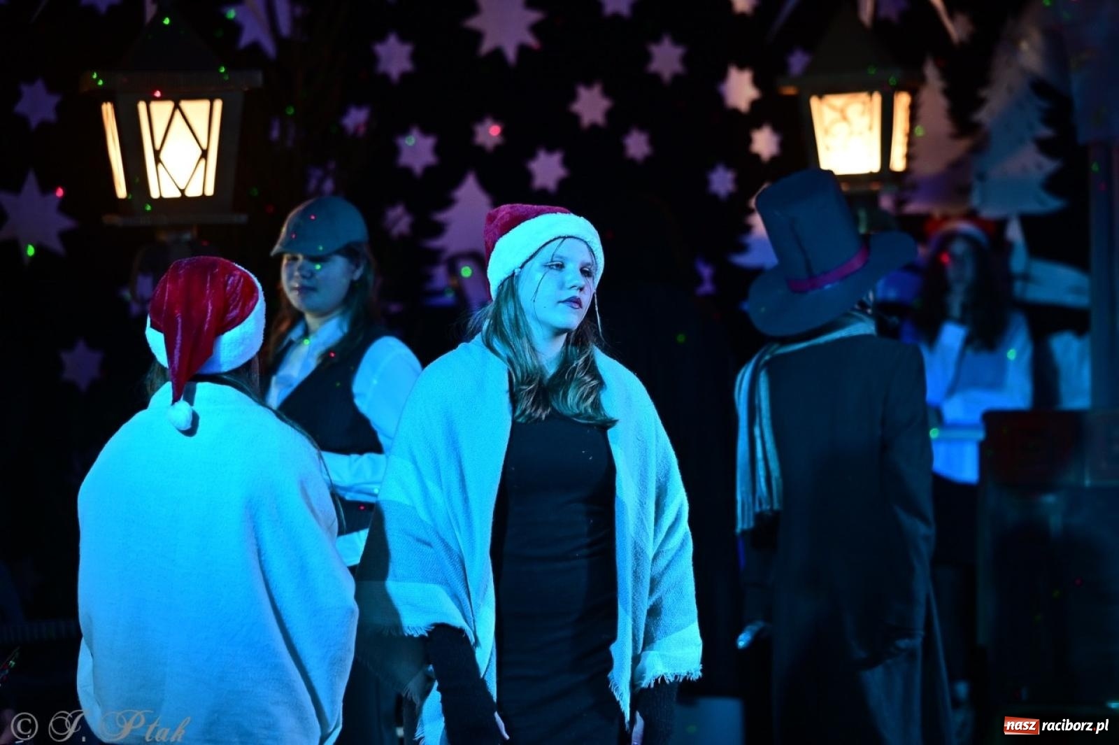 Zdjęcie w galerii na portalu naszraciborz.pl: Przemiana, nadzieja, miłość. Opowieść wigilijna na scenie SP 13 wiadomości z regionu