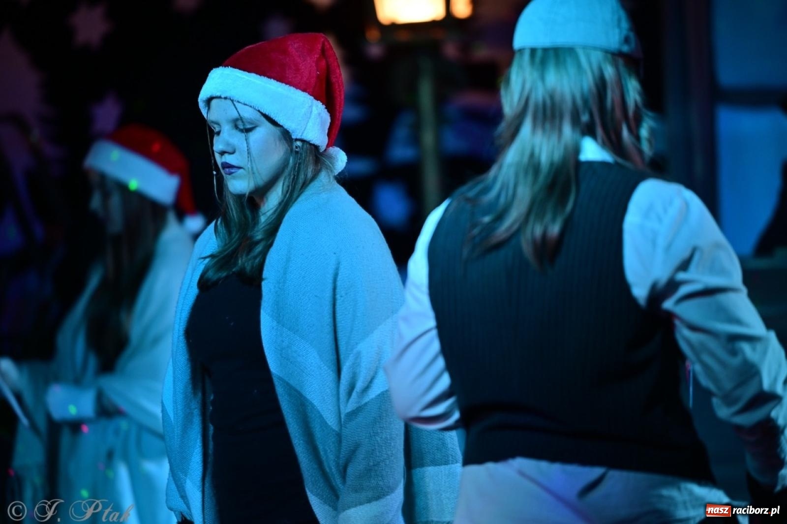 Zdjęcie w galerii na portalu naszraciborz.pl: Przemiana, nadzieja, miłość. Opowieść wigilijna na scenie SP 13 wiadomości z regionu