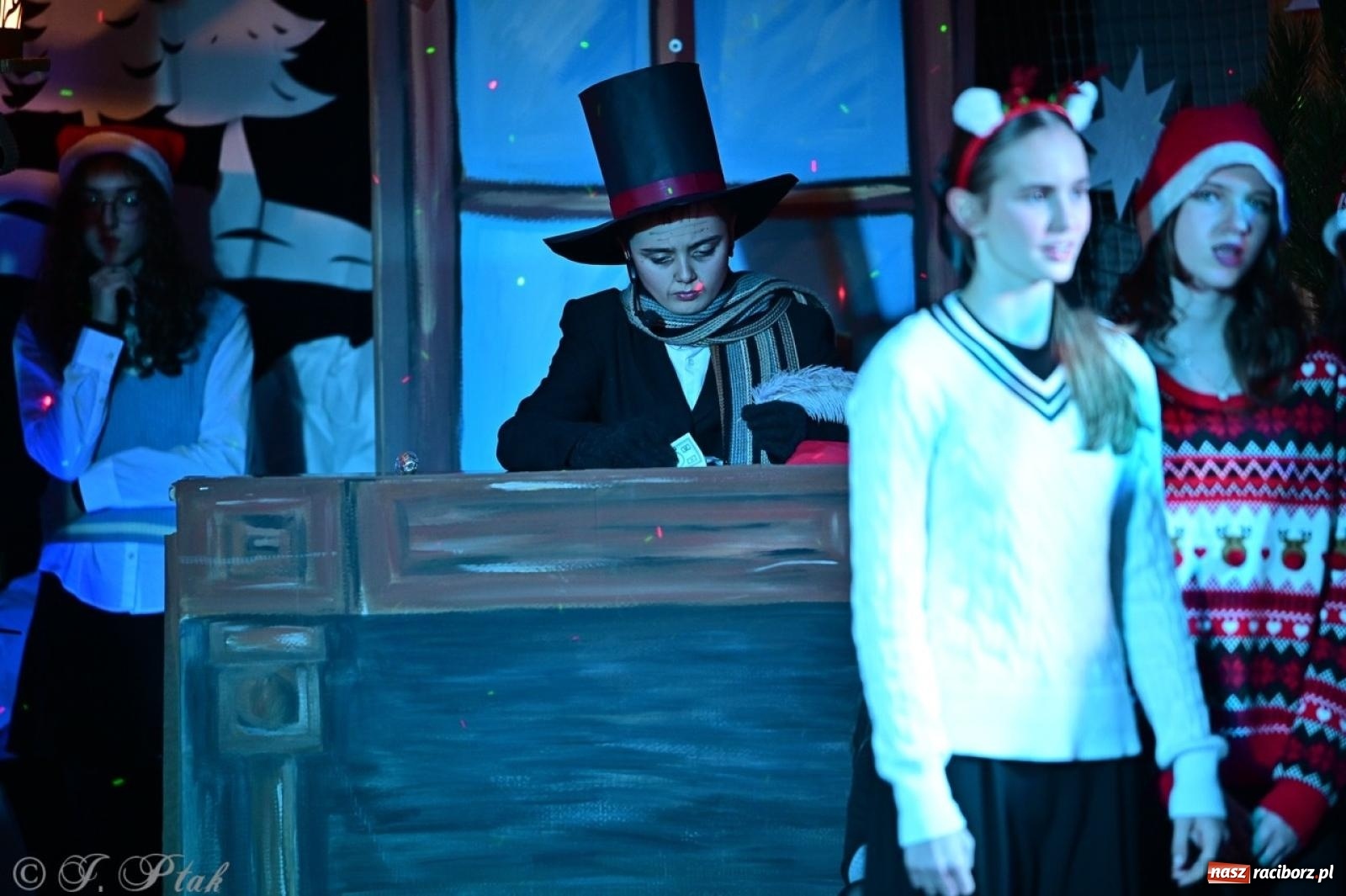 Zdjęcie w galerii na portalu naszraciborz.pl: Przemiana, nadzieja, miłość. Opowieść wigilijna na scenie SP 13 wiadomości z regionu