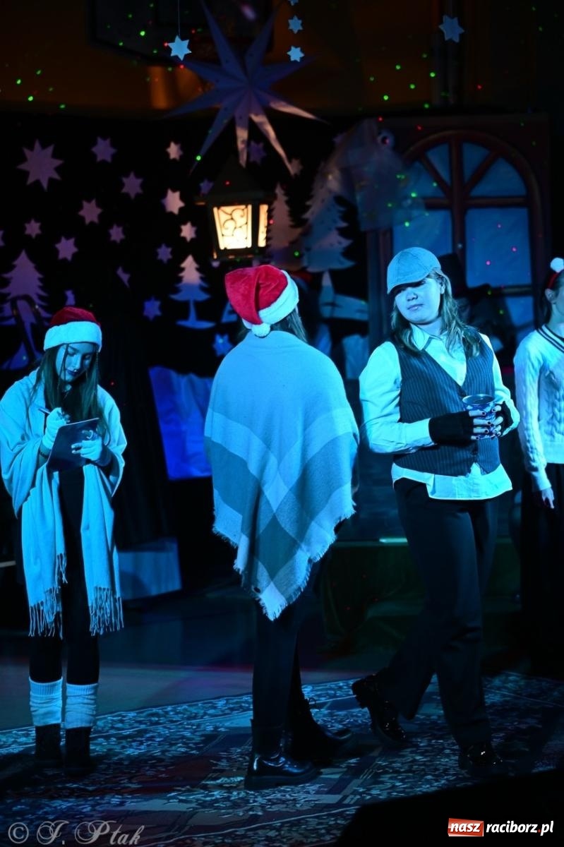 Zdjęcie w galerii na portalu naszraciborz.pl: Przemiana, nadzieja, miłość. Opowieść wigilijna na scenie SP 13 wiadomości z regionu