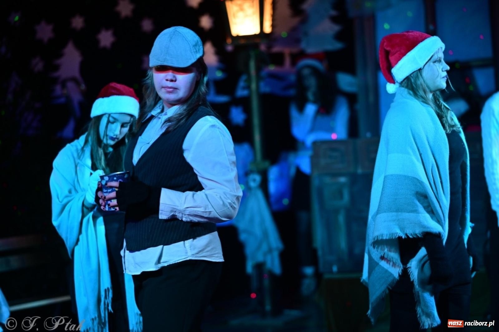 Zdjęcie w galerii na portalu naszraciborz.pl: Przemiana, nadzieja, miłość. Opowieść wigilijna na scenie SP 13 wiadomości z regionu