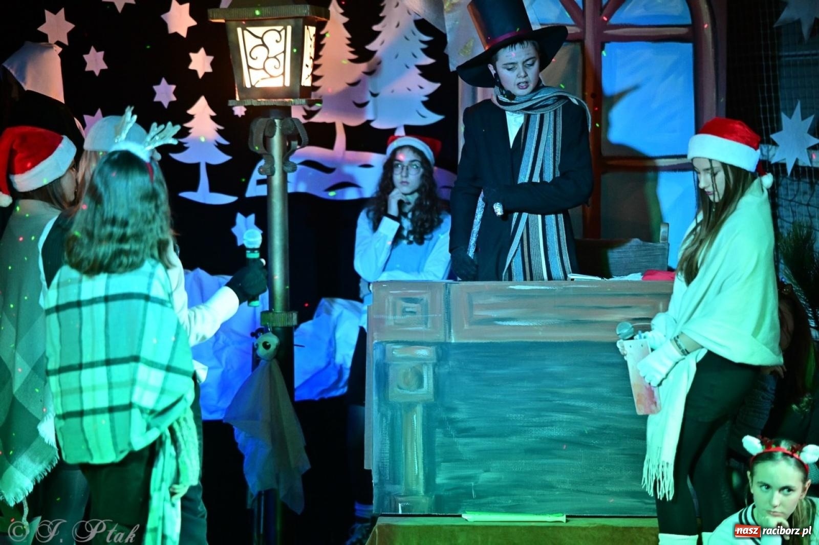 Zdjęcie w galerii na portalu naszraciborz.pl: Przemiana, nadzieja, miłość. Opowieść wigilijna na scenie SP 13 wiadomości z regionu