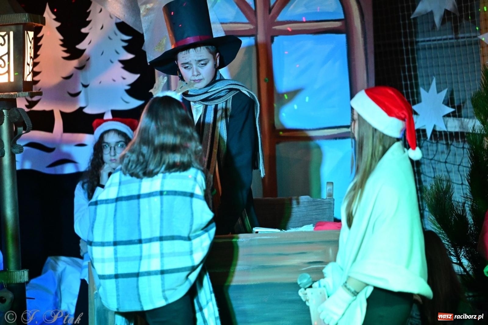 Zdjęcie w galerii na portalu naszraciborz.pl: Przemiana, nadzieja, miłość. Opowieść wigilijna na scenie SP 13 wiadomości z regionu