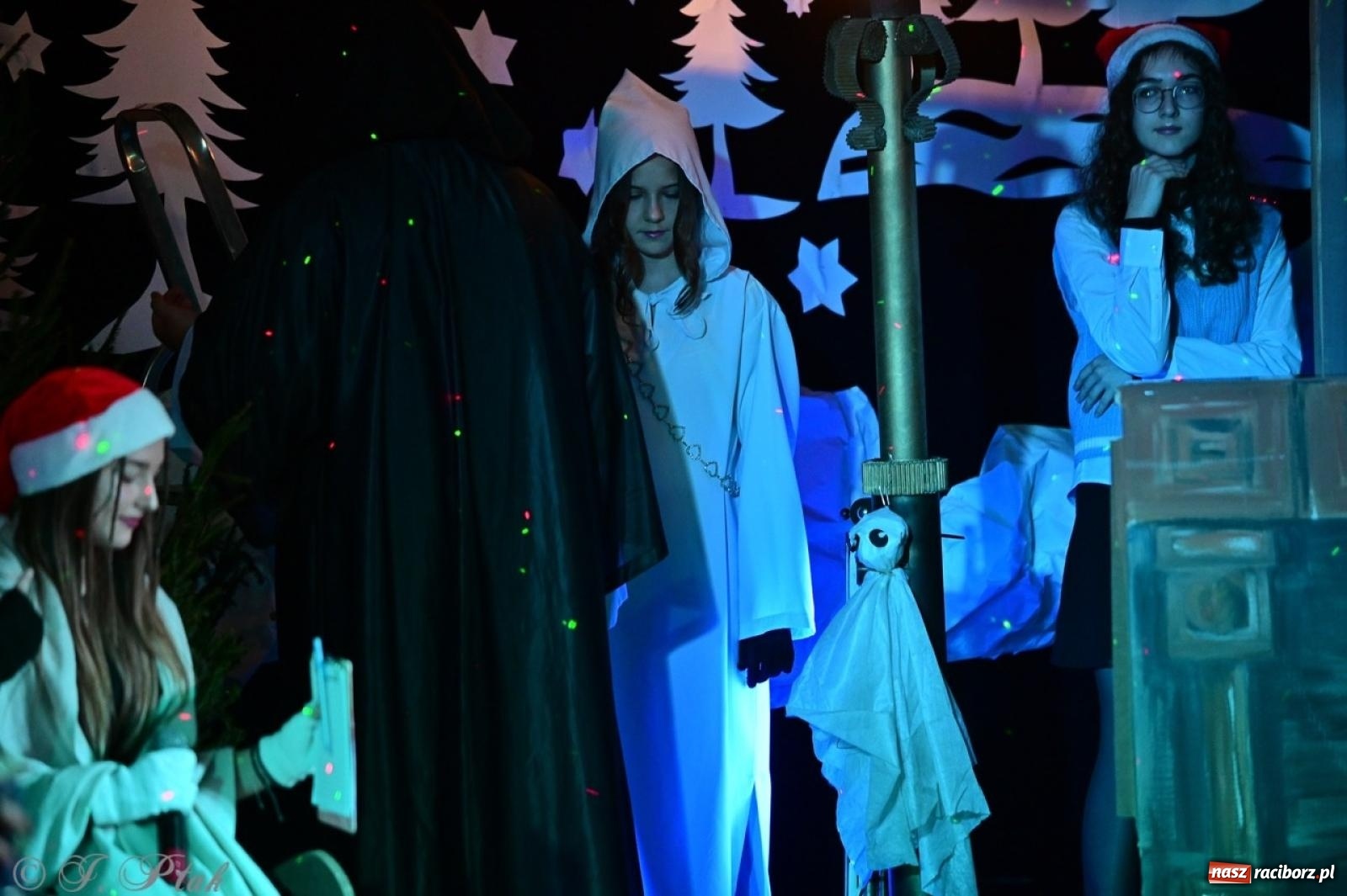 Zdjęcie w galerii na portalu naszraciborz.pl: Przemiana, nadzieja, miłość. Opowieść wigilijna na scenie SP 13 wiadomości z regionu