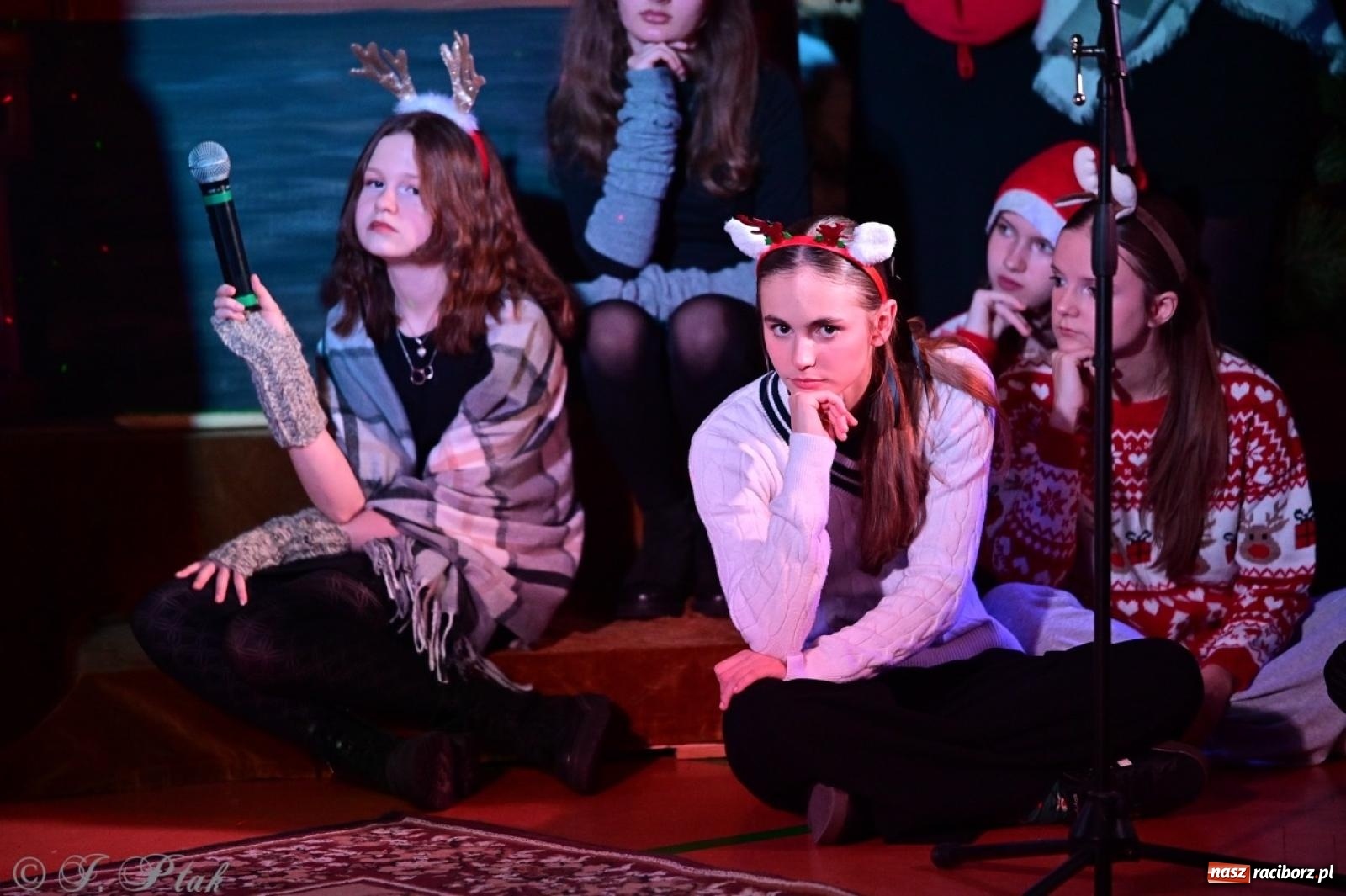 Zdjęcie w galerii na portalu naszraciborz.pl: Przemiana, nadzieja, miłość. Opowieść wigilijna na scenie SP 13 wiadomości z regionu