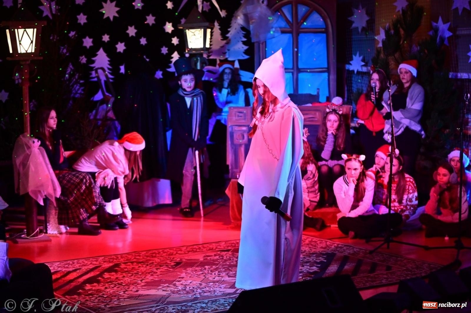 Zdjęcie w galerii na portalu naszraciborz.pl: Przemiana, nadzieja, miłość. Opowieść wigilijna na scenie SP 13 wiadomości z regionu
