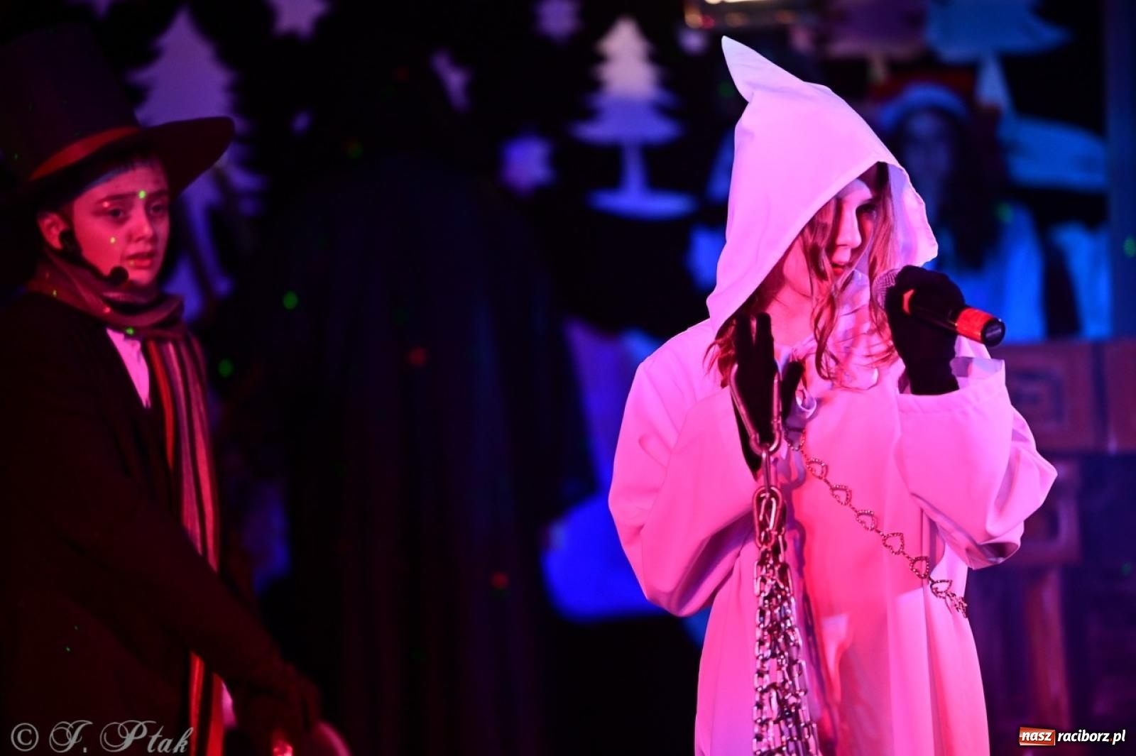 Zdjęcie w galerii na portalu naszraciborz.pl: Przemiana, nadzieja, miłość. Opowieść wigilijna na scenie SP 13 wiadomości z regionu