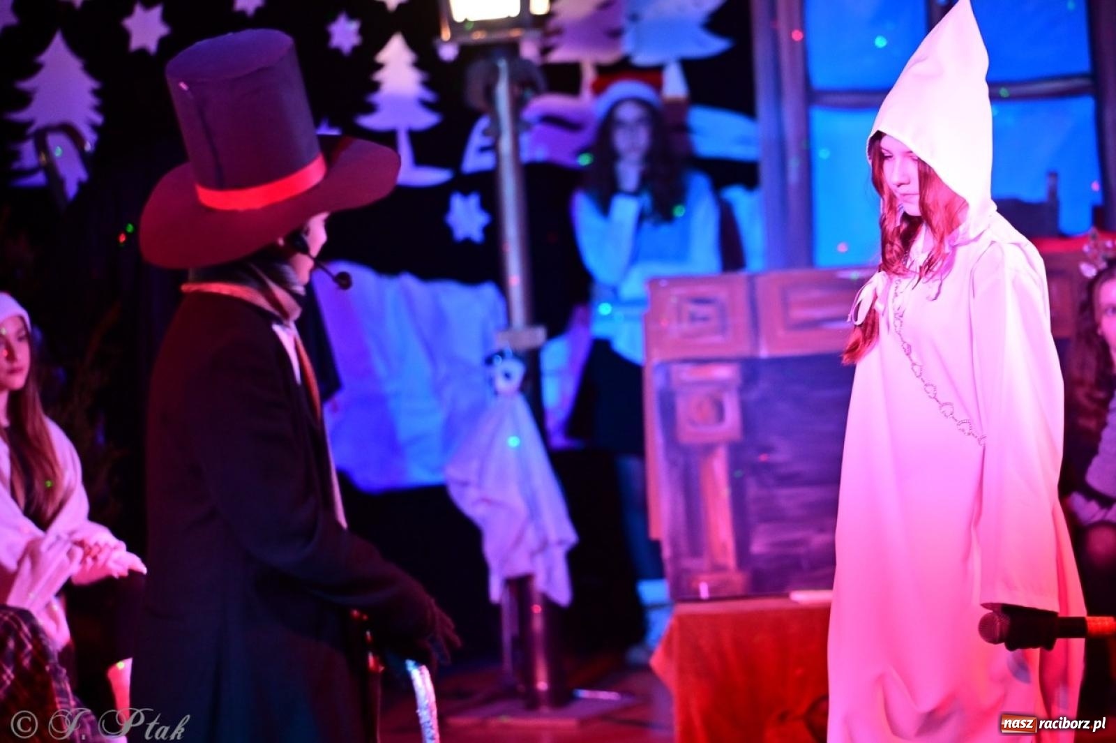 Zdjęcie w galerii na portalu naszraciborz.pl: Przemiana, nadzieja, miłość. Opowieść wigilijna na scenie SP 13 wiadomości z regionu