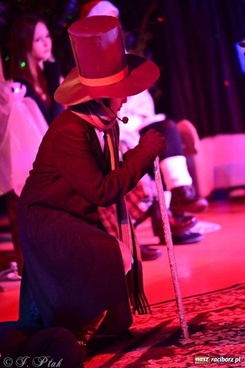 Zdjęcie w galerii na portalu naszraciborz.pl: Przemiana, nadzieja, miłość. Opowieść wigilijna na scenie SP 13 wiadomości z regionu