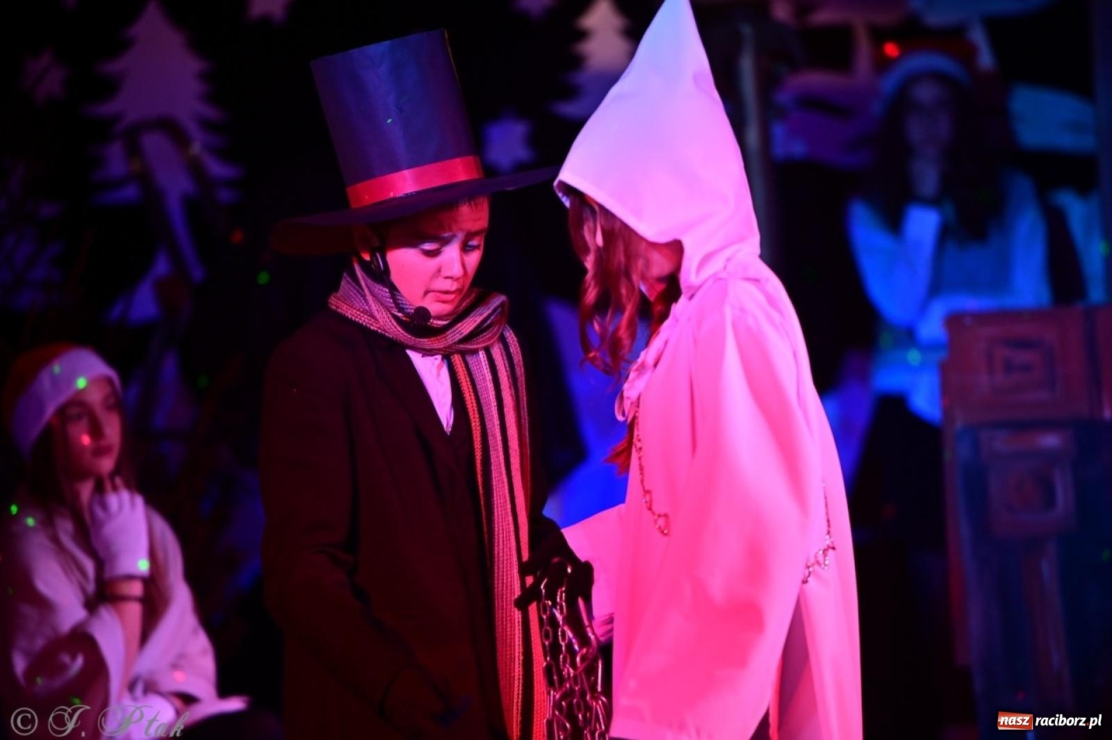 Zdjęcie w galerii na portalu naszraciborz.pl: Przemiana, nadzieja, miłość. Opowieść wigilijna na scenie SP 13 wiadomości z regionu