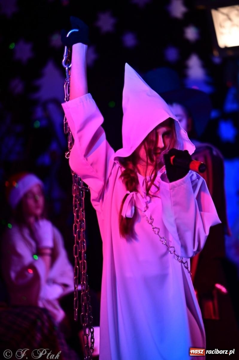 Zdjęcie w galerii na portalu naszraciborz.pl: Przemiana, nadzieja, miłość. Opowieść wigilijna na scenie SP 13 wiadomości z regionu