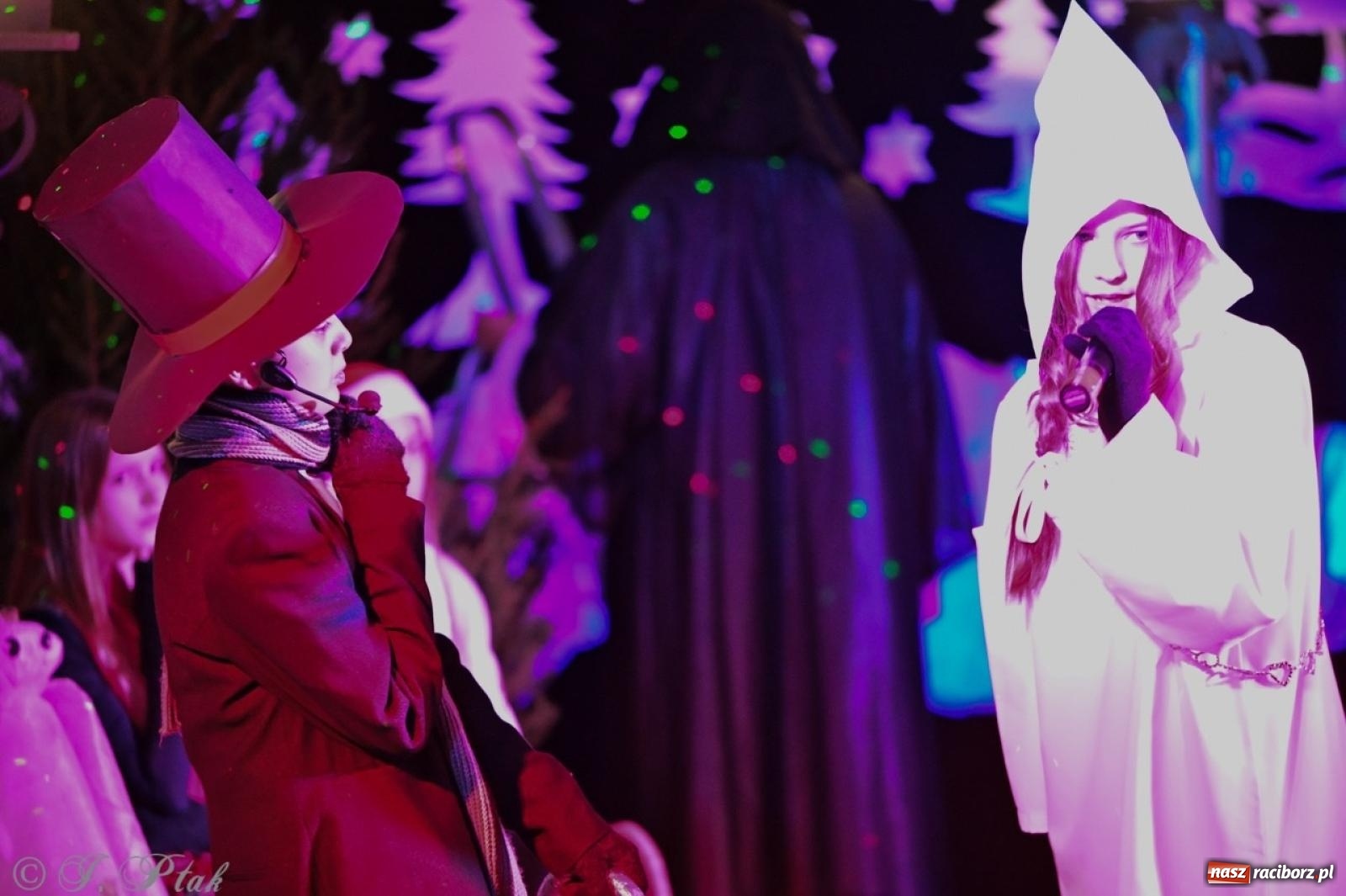 Zdjęcie w galerii na portalu naszraciborz.pl: Przemiana, nadzieja, miłość. Opowieść wigilijna na scenie SP 13 wiadomości z regionu