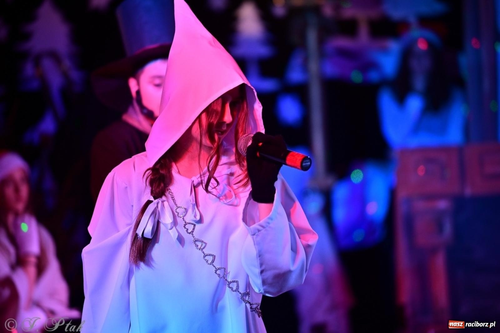 Zdjęcie w galerii na portalu naszraciborz.pl: Przemiana, nadzieja, miłość. Opowieść wigilijna na scenie SP 13 wiadomości z regionu